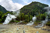Azzorre - Isola Sao Miguel, Furnas. Le fumarole nei pressi del Lago di Furnas. 